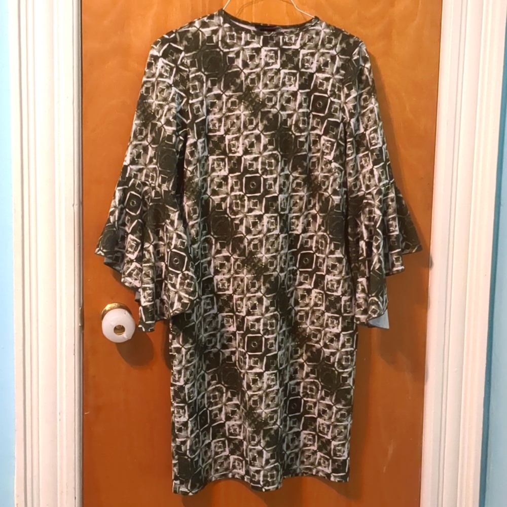 Esteez green/white print sheath style dress with flared sleeves, size S